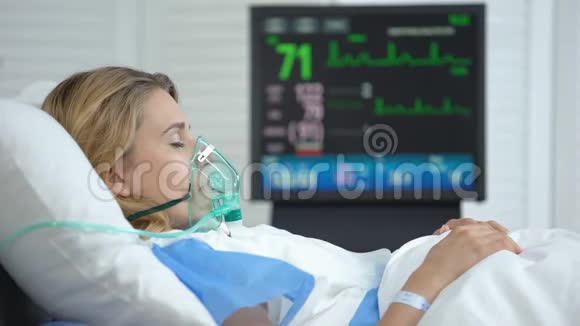 稳定妇女在氧气罩睡眠重症监护病房外科视频的预览图