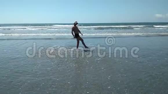 一个人在海滩上发疯他在水里走失了不寻常的环境懒惰视频的预览图