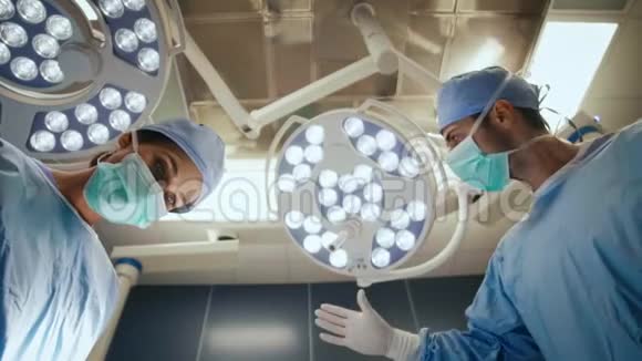外科医生在手术中设置手术灯视频的预览图