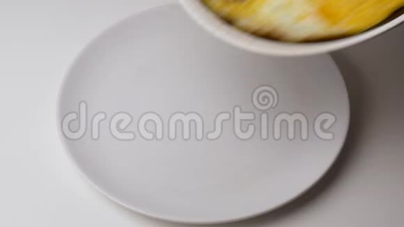 快关门煎锅上的炒鸡蛋放在盘子里视频的预览图