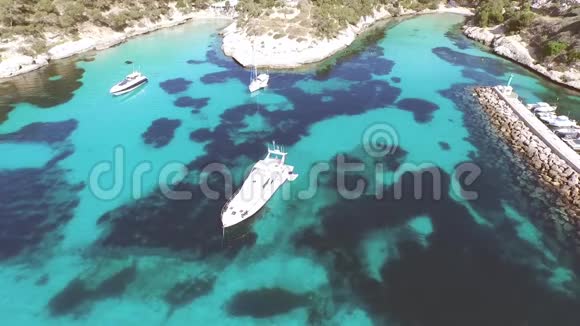 位于马洛卡岛上的卡拉菲盖拉站着视频的预览图