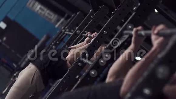 侧视肌肉强壮的运动员训练拉UPS视频的预览图