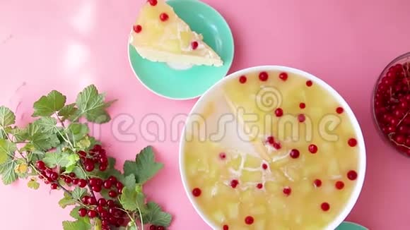 女性手的顶部用刀子切割一个美味的甜点蛋糕和水果视频的预览图