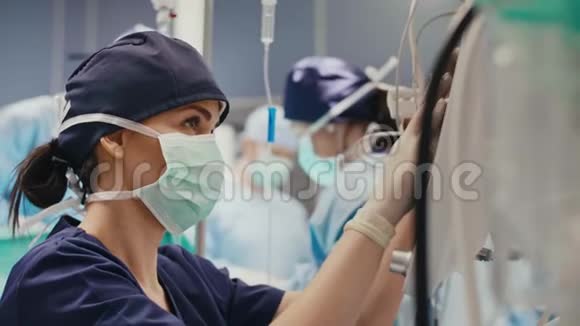 女性麻醉师检查所有参数视频的预览图