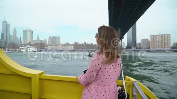 一个年轻女孩骑着一艘船在哈德逊河上乘船环游美国纽约市视频的预览图