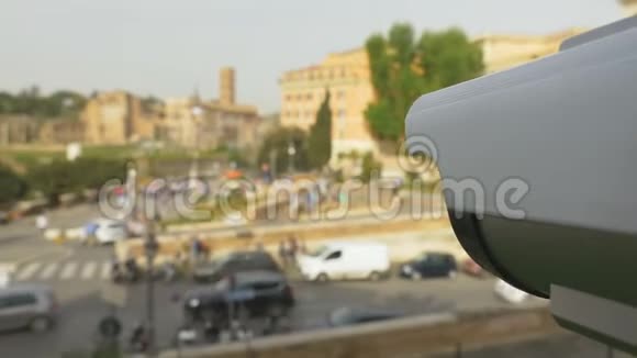 移动监控摄像头和交通流量游客在大城市视频的预览图