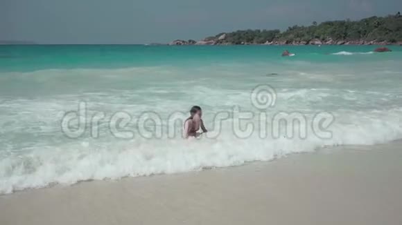 塞舌尔普拉斯林岛女孩在印度洋的一个异国情调的岛屿上休息海滩休闲度假视频的预览图