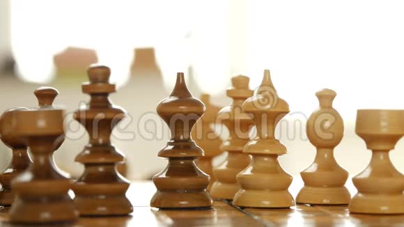 近景与人手移动战略在国际象棋桌上的一块视频的预览图
