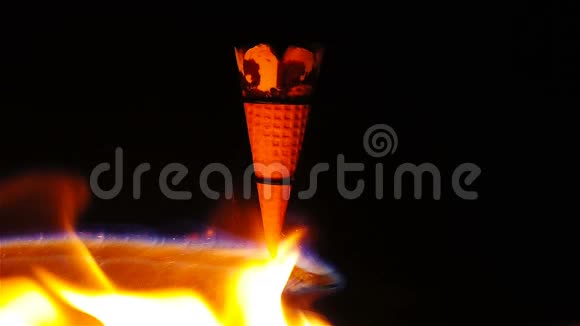 火堆里的冰淇淋筒视频的预览图