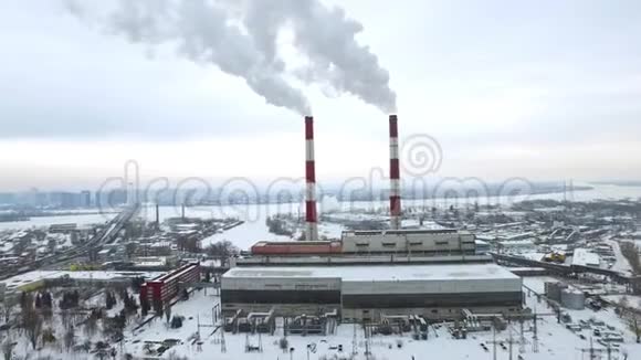 冬季城市景观中发电厂吸烟烟囱的鸟瞰图视频的预览图