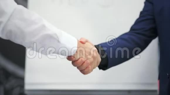 密切商务握手两个男性商务人士握手视频的预览图