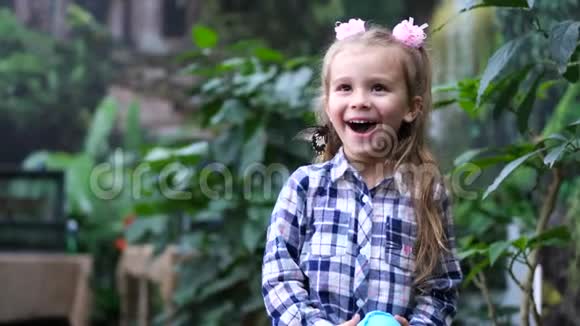 小女孩由衷地高兴起来头上摆着蝴蝶的姿势4K慢Mo视频的预览图