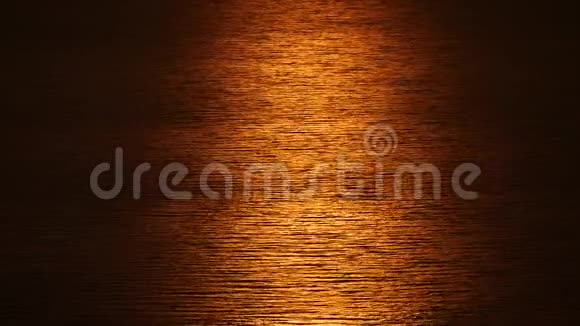 在炎热的夏日红日落映在海浪中视频的预览图