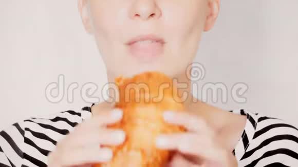 白种人肖像女性吃牛角面包视频的预览图