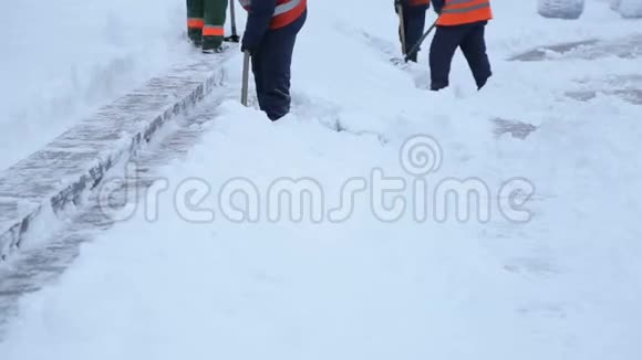 工人用铁锹清除城镇广场楼梯上的积雪视频的预览图