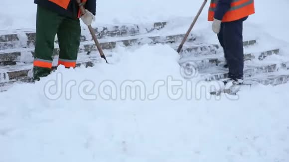 工人用铁锹清除城镇广场楼梯上的积雪视频的预览图