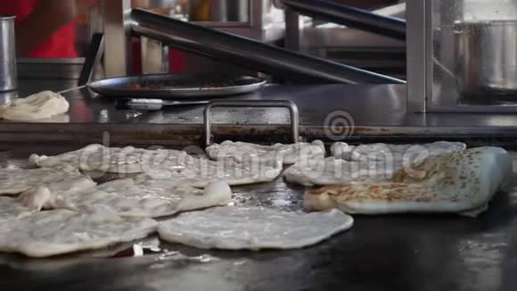 厨师做了很多传统的印度食物叫做罗蒂卡奈4k视频的预览图