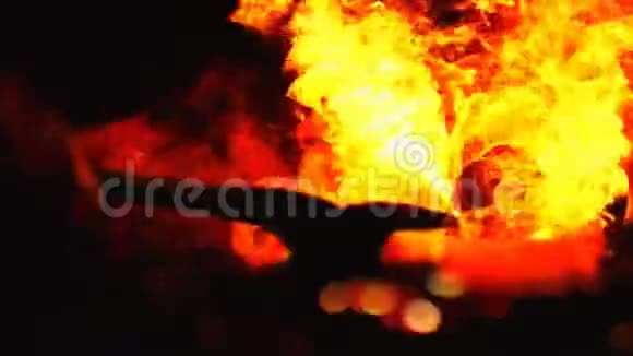 铁匠炉有燃烧的煤工具和发光的热马蹄铁无法想象的家具中的详细火灾视频的预览图