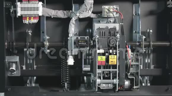 断路器高压部分高压变电所设有开关和隔离开关在电子屏幕里拍摄视频的预览图