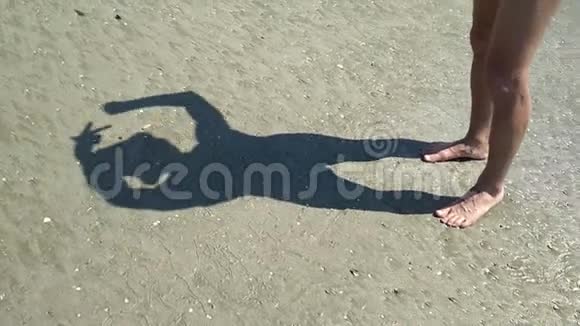 海滩上的人在沙滩上玩着他的影子在不寻常的环境中因懒惰而发疯视频的预览图