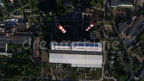 无人机可以看到发电厂的烟囱供热站工业管道视频的预览图