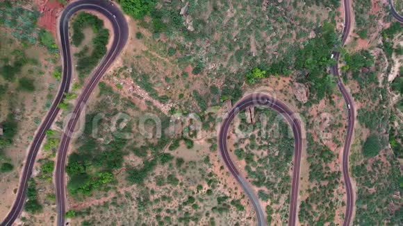 犹他州锡安国家公园扭曲道路的空中景观视频的预览图