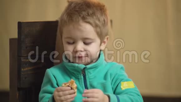 一个吃美味披萨的男孩的特写美味的披萨概念小男孩在吃披萨饥饿儿童视频的预览图