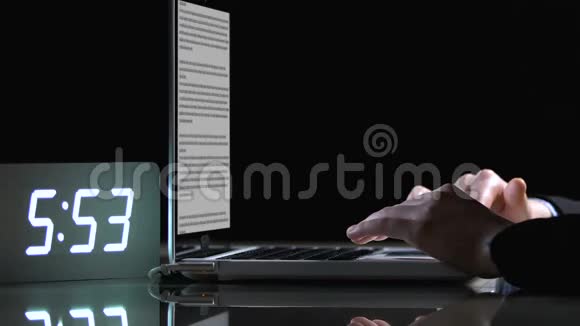 业务人员在操作笔记本电脑时出现警告标志系统中有病毒视频的预览图