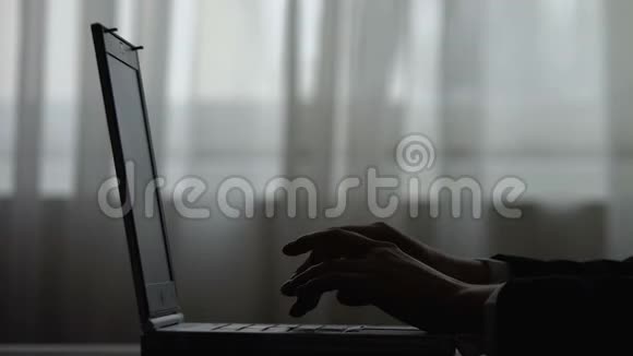 在笔记本电脑上用失败程序表达愤怒的女性手剪影视频的预览图