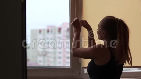女性双手打开窗户上的窗帘视频的预览图