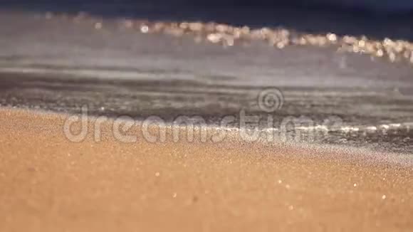 日出时海浪冲刷着热带沙滩自然放松的背景视频的预览图