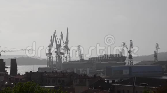 克罗地亚普拉乌尔贾尼克造船厂的起重机亚得里亚海港口码头起重机自升式平台石油平台和集装箱起重机视频的预览图