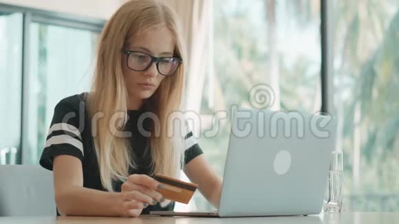 在她的信用卡上查看她的详细信息他的女人在网上键入她的详细信息视频的预览图