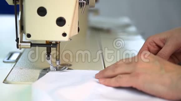 在缝纫机上做一些缝纫布视频的预览图