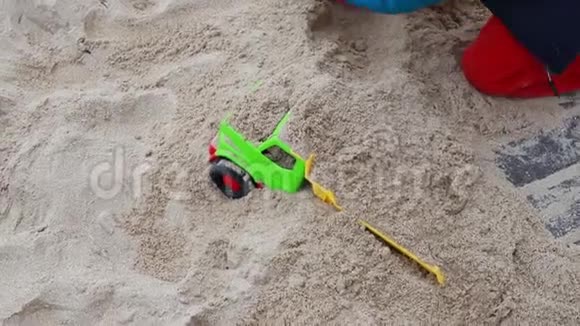 在大西洋沙滩上玩沙子的男孩视频的预览图