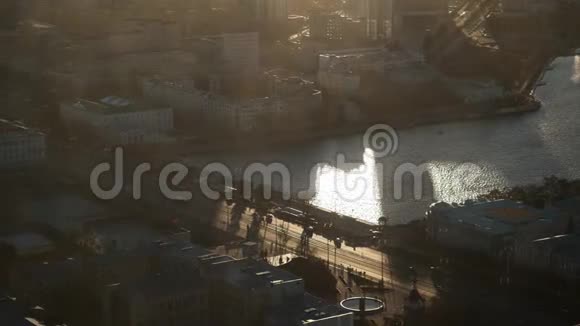 鸟瞰俄罗斯大城市建筑物河边树木在夏日阳光明媚的早晨库存录像美丽的视频的预览图