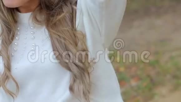穿白色衣服的年轻女孩摆姿势视频的预览图