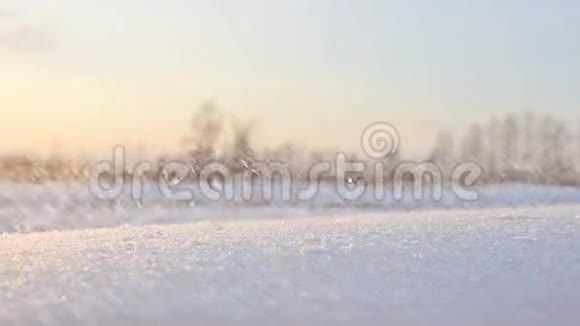 日落时落下的雪慢动作视频的预览图