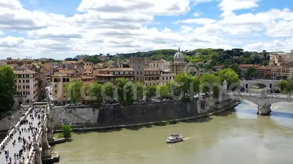 从高处看泰伯河从圣天使城堡到罗马和提伯河的景色视频的预览图