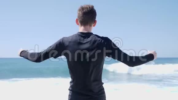 年轻的Fit自信的高加索人展示了他的肌肉在海滩上摆姿势后射视频的预览图
