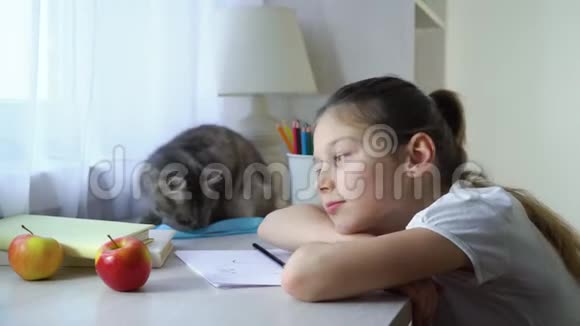 快乐的小女孩和她的宠物猫玩看着相机视频的预览图