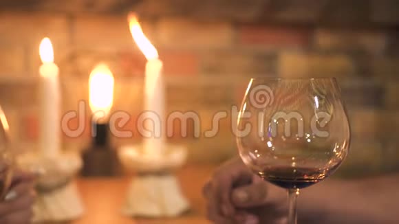 服务员把红酒倒入玻璃杯中同时在餐厅用蜡烛做浪漫晚餐服务员从瓶子里倒酒视频的预览图