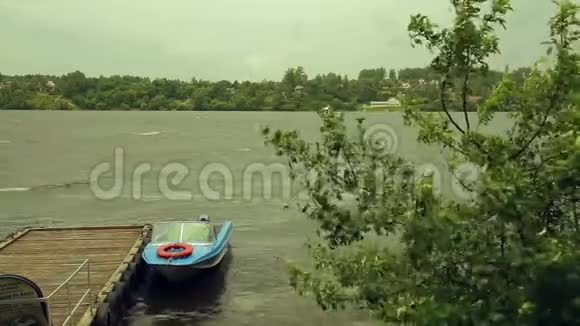 暴风雨中码头上的小船视频的预览图