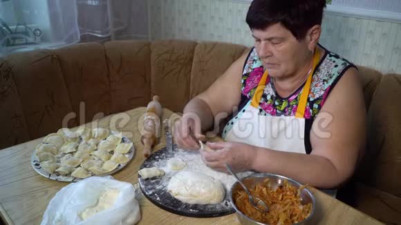 高级妇女包饺子包烤白菜馅的视频的预览图
