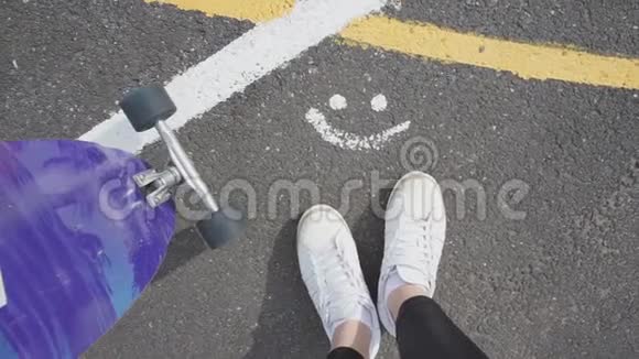 人行道上画的表情微笑视频的预览图