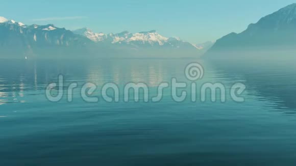 日内瓦湖和雪山瑞士阿尔卑斯山瑞士鸟瞰图视频的预览图