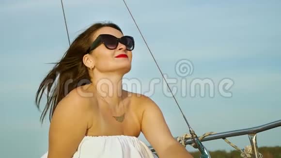 享受帆船航行的美女视频的预览图