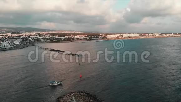 日落时白色的渔船从小城湾启航无人驾驶视频的预览图