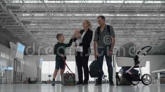 在机场有两个孩子的幸福家庭视频的预览图