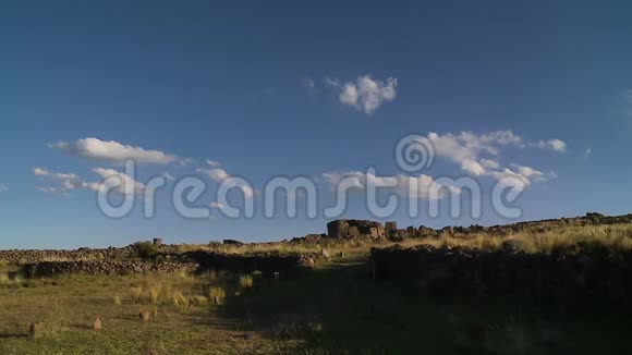 草山上的石结构视频的预览图